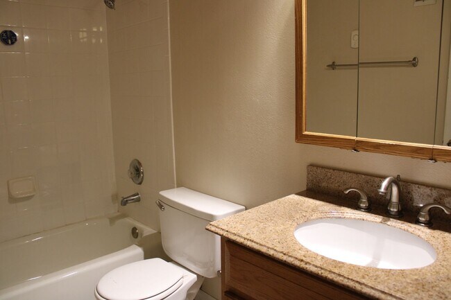 Building Photo - Bright and Updated Fort Collins Condo with Garage