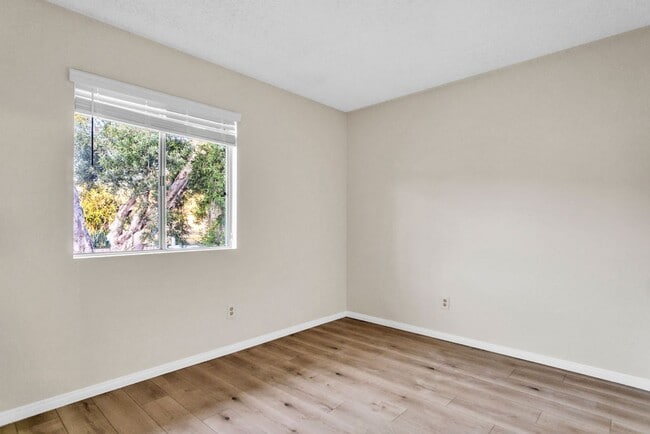 Building Photo - Detached home centrally located in Linda V...