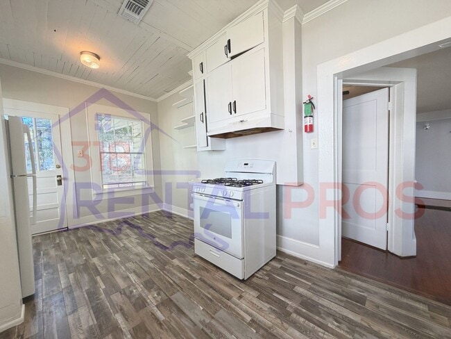 Building Photo - Recently Updated 3 Bedroom House