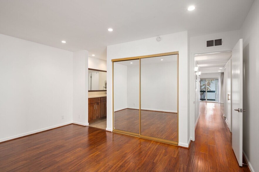 Building Photo - 4732 Park Granada