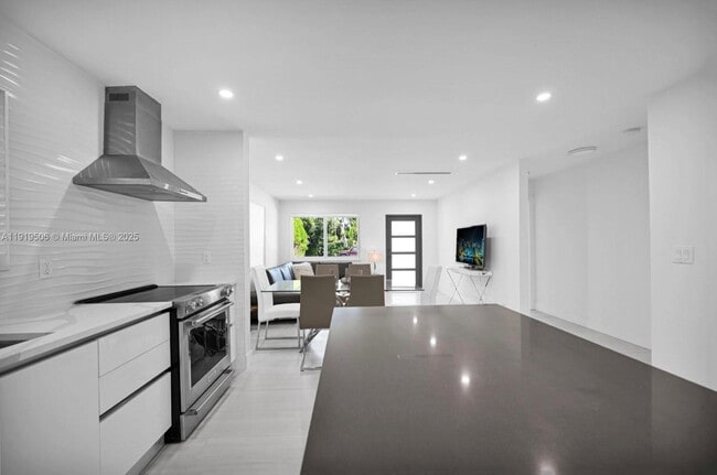 Building Photo - 1546 Van Buren St