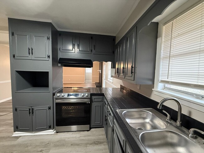 Building Photo - 451 S Thomas St