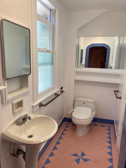 Building Photo - 929 Georgia St