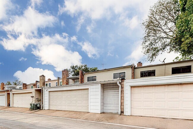 Building Photo - 10720 Briar Forest Dr