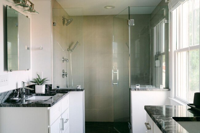 Building Photo - 29 Kennedy St