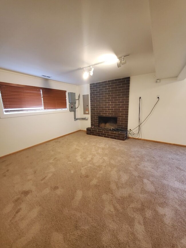 Building Photo - **Apply by 10/15 for 2 Weeks Free Rent** K...