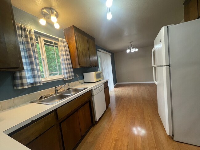 Building Photo - 1017 N Viewmont Dr