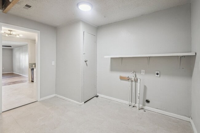 Building Photo - Beautifully renovated 2/1!