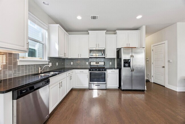 Building Photo - Modern 3-Bed, 2.5-Bath Home with Fenced Ya...