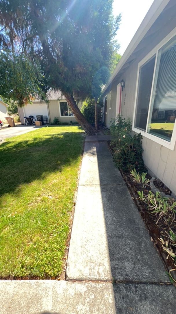 Building Photo - 627-629 SW Balsam Rd