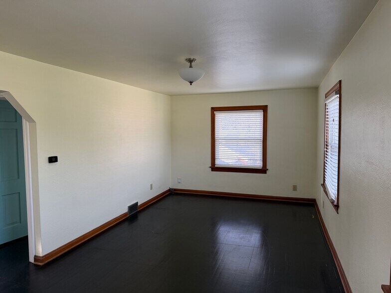 Building Photo - 615 Acorn Dr