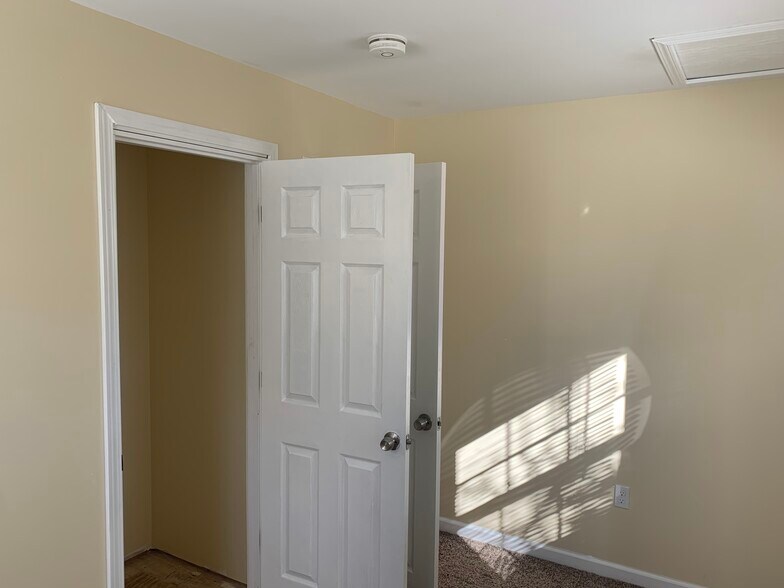 Building Photo - 709 Flintridge Dr