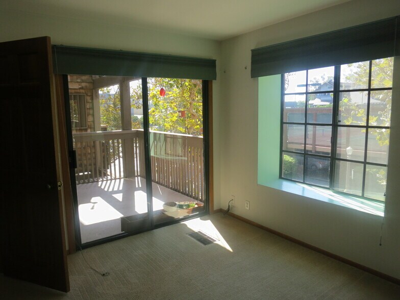 Building Photo - 8880 Villa La Jolla Dr
