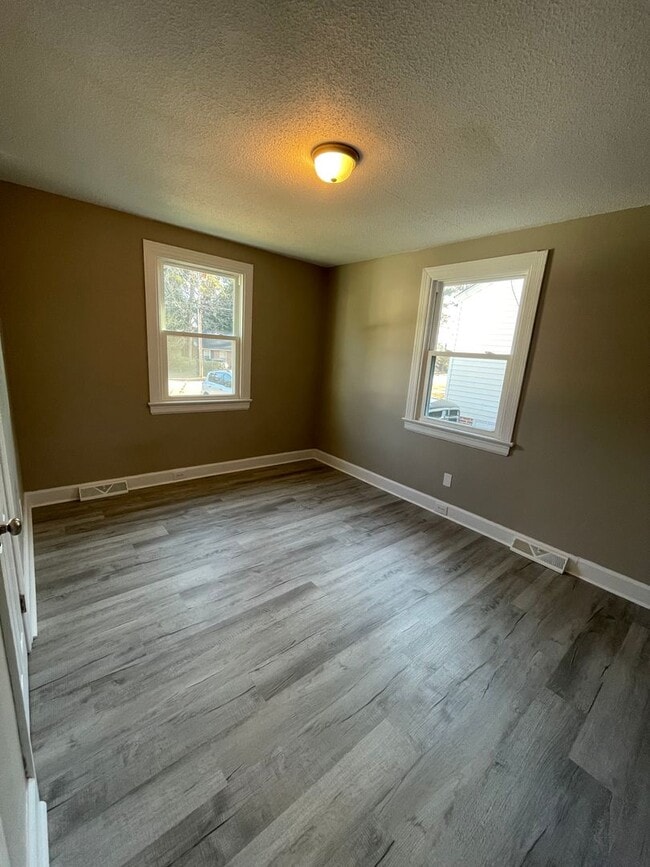 Building Photo - 613 Caldwell Ave NE