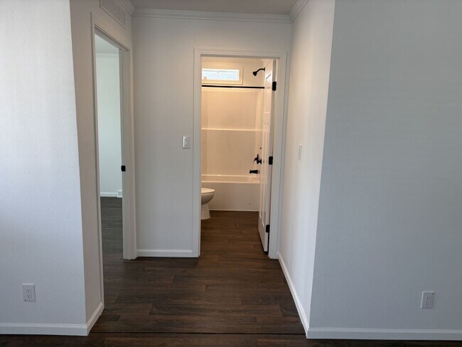 Building Photo - 13940 Burgundy Ave