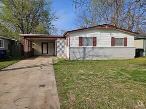 Building Photo - (3) Bed in Central Norman! New Carpet! Cle...