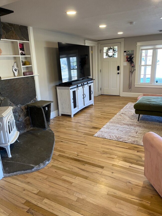 Building Photo - Cozy Cottage in Central Longmont