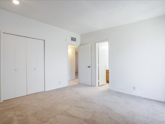 Building Photo - 3 Bedroom 2 Bathroom