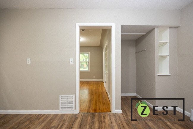 Building Photo - MOVE IN READY!