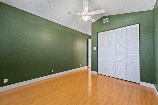 Building Photo - 10860 Fairmont Village Dr