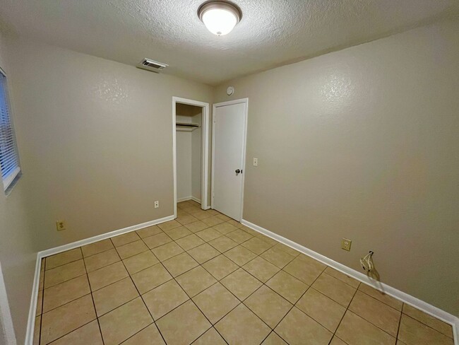 Building Photo - ***Rent Special - 50% off of First Month's...