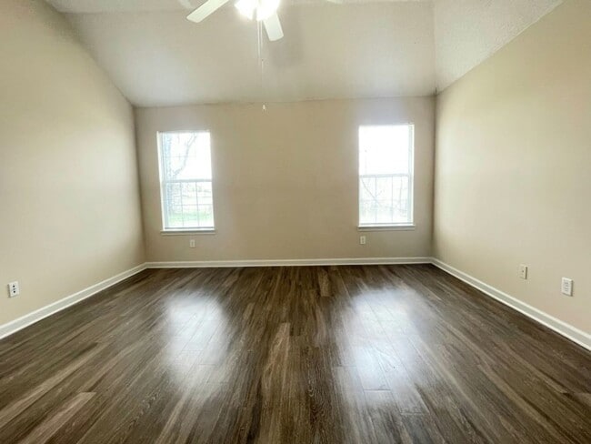 Building Photo - Villas of Northcreek