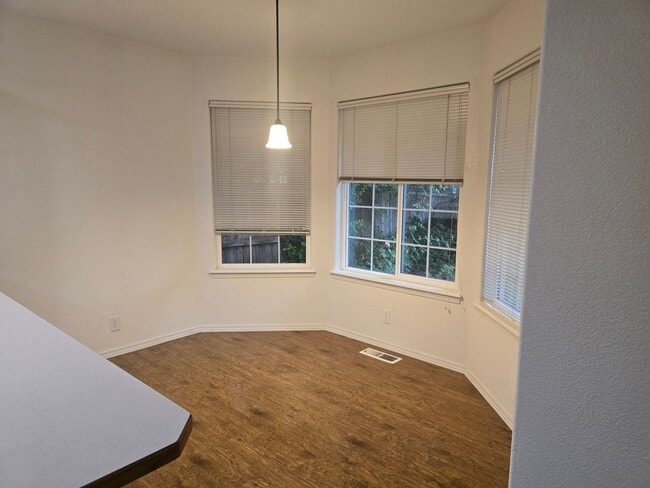 Building Photo - 3 bed 2 bath Home for Rent in Grants Pass