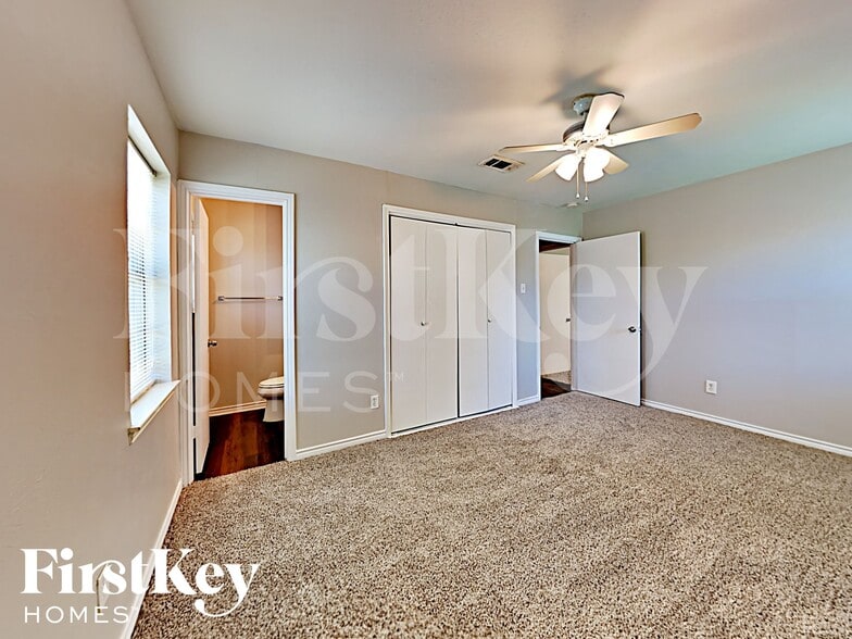 Building Photo - 213 E 5th St