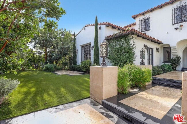 Building Photo - 10749 Weyburn Ave