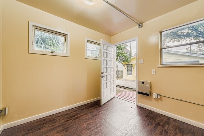 Building Photo - 1209 E 9th St