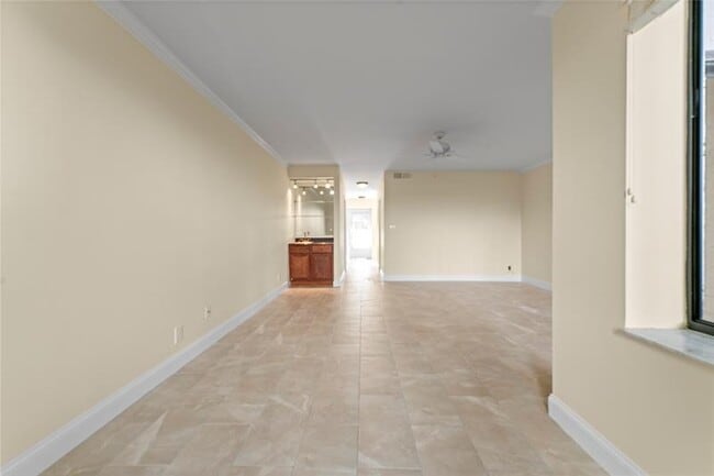 Building Photo - 817 SE 12th Ct