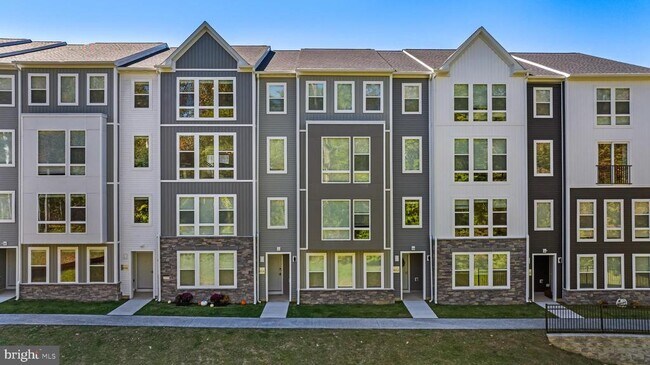 Building Photo - 900 Gilbert Rd