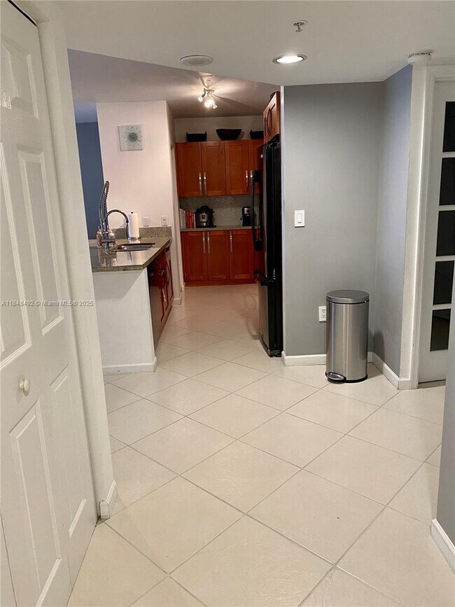 Building Photo - 1155 Brickell Bay Dr