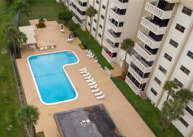 Building Photo - 800 NE 195th St