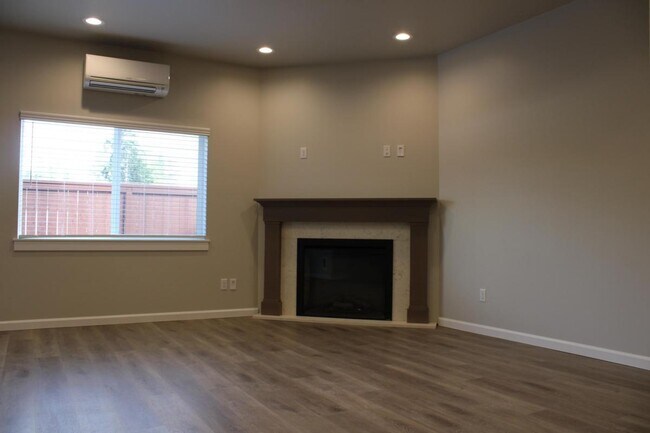 Building Photo - "Stunning 3-Bedroom Townhouse with attache...