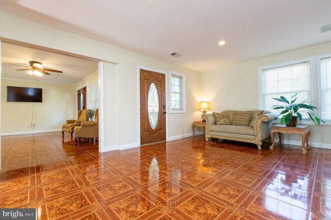 Building Photo - 303 Lincoln Ave