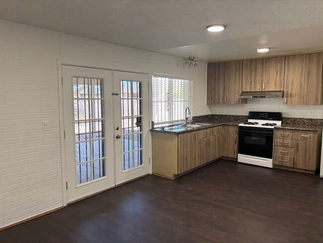 Building Photo - Charming Single-Story 4 Bed 2 Bath