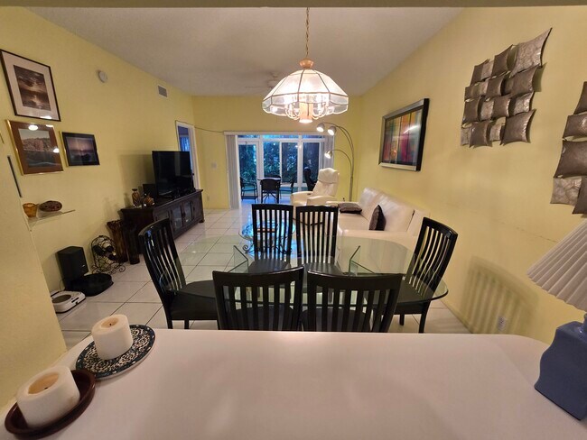 Building Photo - 5084 Rose Hill Dr