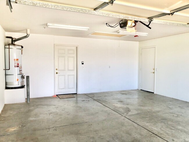 Building Photo - Light & Bright Single-Story Home in the Heart of Fallbrook, Complete with Private, Fully Fenced B...