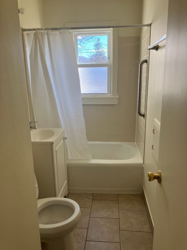 Building Photo - Single Family 3 Bedroom Home