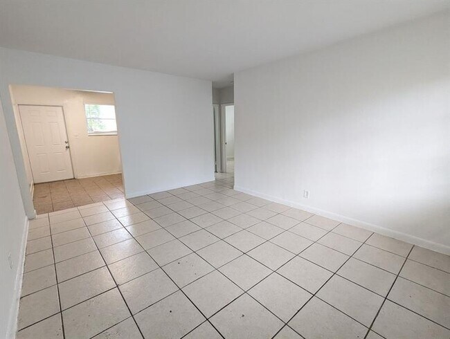 Building Photo - 107 SW 18th Ave