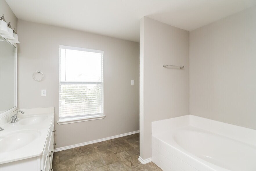 Building Photo - 3424 Cayman Dr