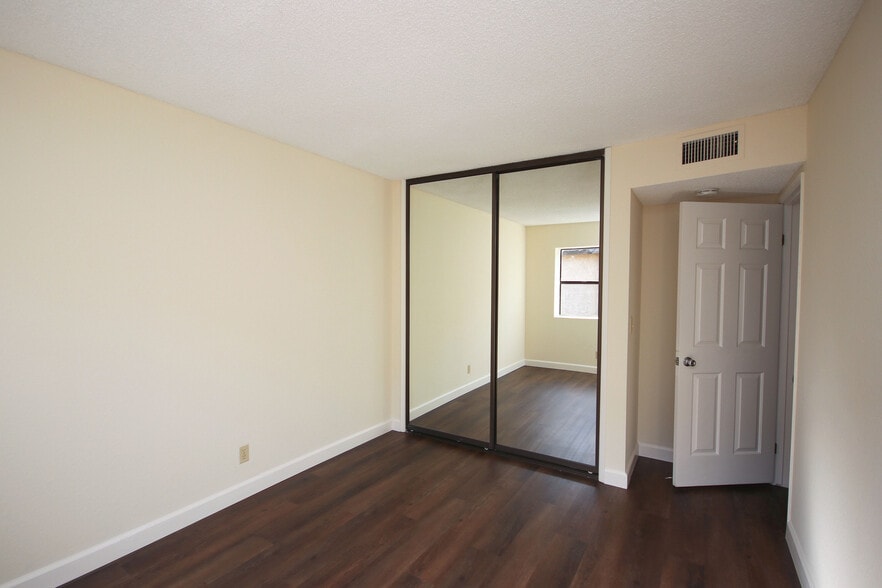 Building Photo - 416 N Bushnell Ave