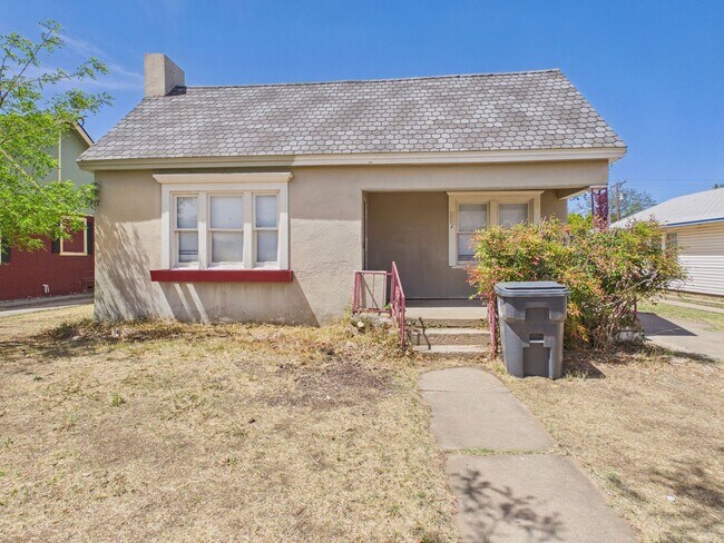 Building Photo - Adorable 3 Bedroom Home in Sunset Addition!