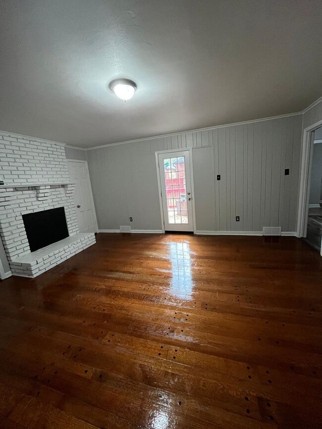 Building Photo - Picturesque Home Worth Checking Out