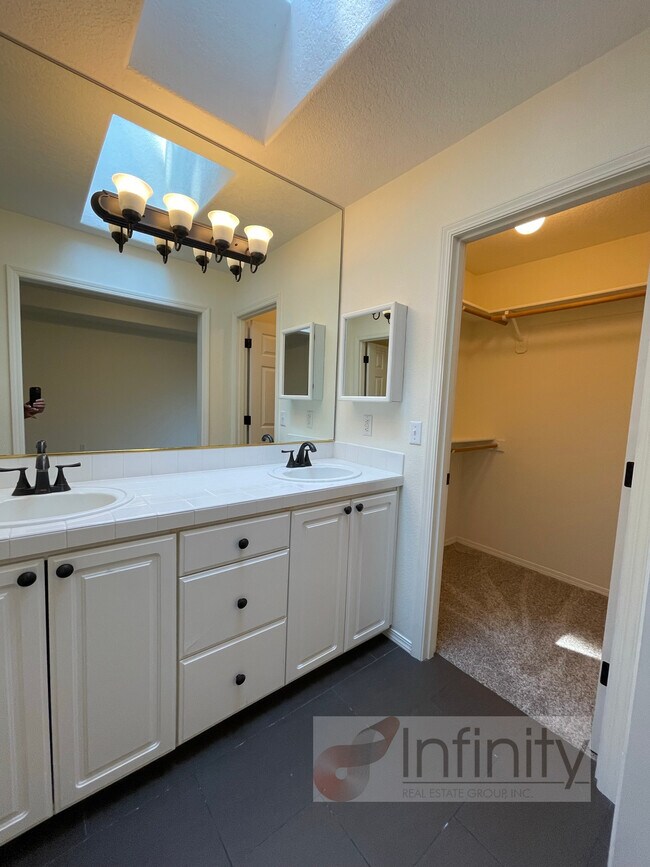 Building Photo - 23984 SW Shady Grove Dr