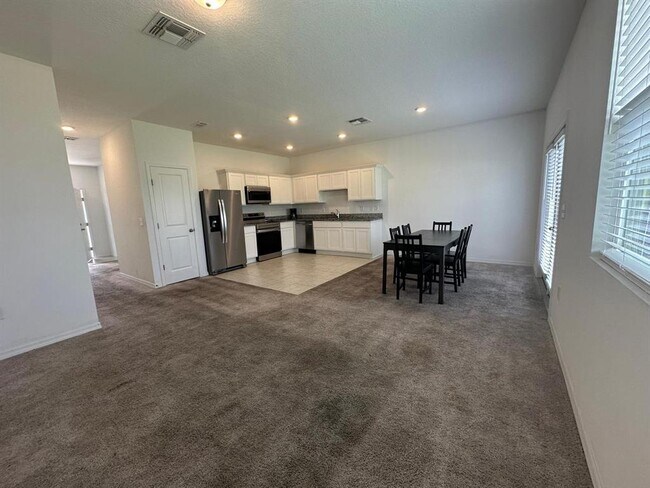 Building Photo - 118 Mandovi St