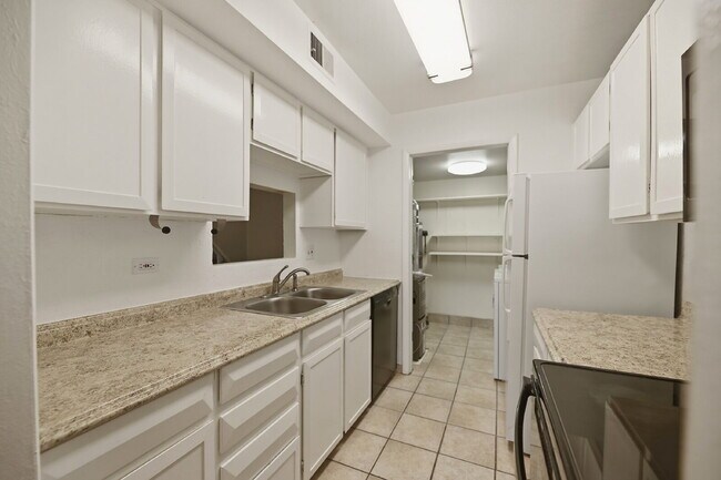 Building Photo - $1,645.95, 2 bed, 1.5 bath, located in Lakewood with Washer and Dryer