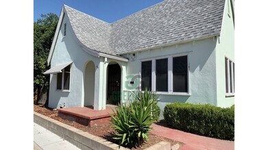 Building Photo - Charming 2 Bedroom Home Available Near Dow...