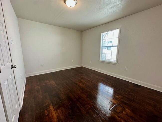 Building Photo - 4655 Fairfields Ave